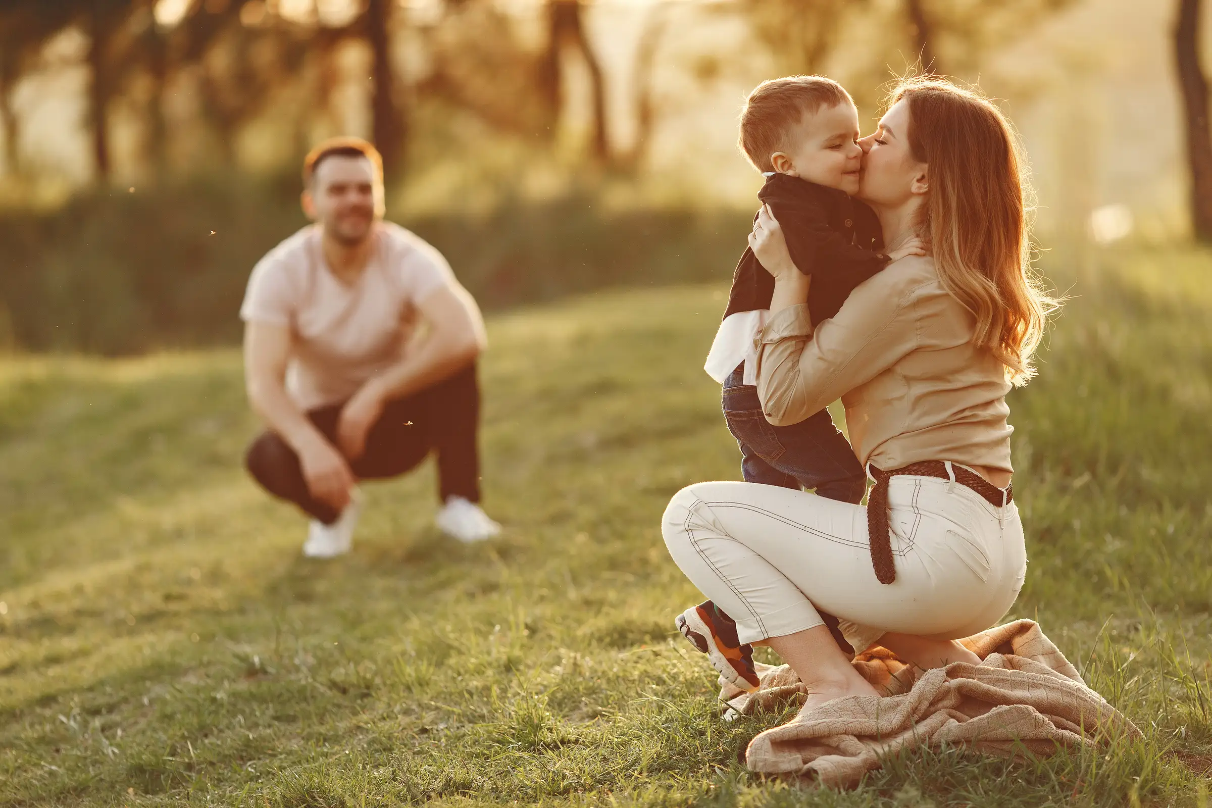 Família brincando ao ar livre em um campo ao entardecer